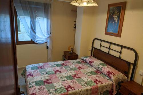 蒙塔尼约斯Casa Rural Adriana, Montanejos的一间卧室配有床,床上装有被子