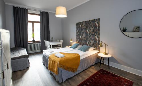 特雷勒堡塞斯塔尔&波诺尔住宿加早餐酒店的一间卧室配有一张大床和镜子
