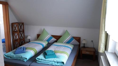 巴尔特鲁姆Seevilla Wietjes Whg 6的一张床上有两个枕头的房间
