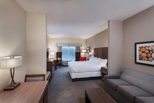 奥斯汀西北智选假日套房酒店 - 四点客房内的一张或多张床位