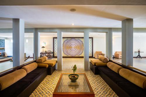 本托塔伯爵礁酒店的带沙发和桌子的大客厅