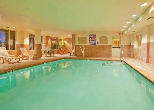 伍德兰德智选假日酒店内部或周边的泳池