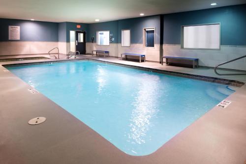 阿拉莫戈多Holiday Inn Express & Suites Alamogordo Highway 54/70, an IHG Hotel的在酒店房间的一个大型游泳池