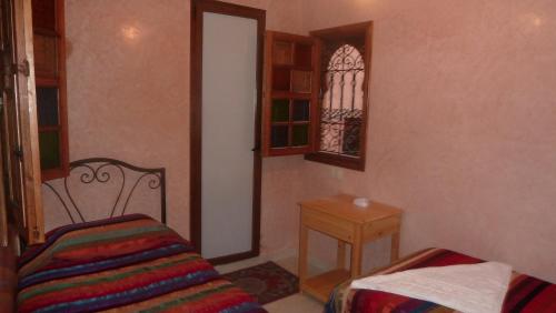 马拉喀什爱德酒店的小房间设有床和窗户