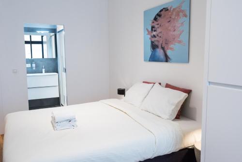 布鲁塞尔Smartflats - Bourse Brussels的一间卧室配有一张带白色床单的大床
