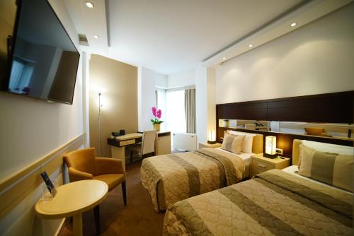 兹雷尼亚宁沃基沃迪那酒店的酒店客房配有两张床和一张书桌