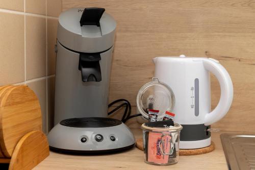 比特堡BIT-City Studio und Appartement的咖啡壶旁的搅拌机