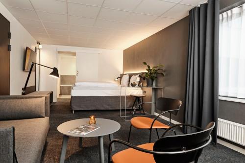 科灵卡姆维尔克尔丁酒店的酒店客房带一张床、一张桌子和椅子
