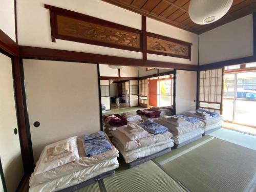 Shichigahama七滨町旅行者码头旅馆的一间客房内设有四张床的房间