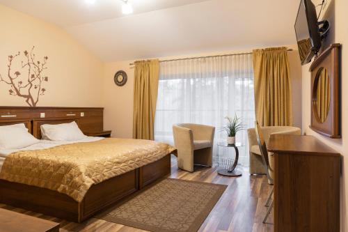 莫雷泰维拉科尔米恩酒店的一间卧室配有一张床、一张书桌和一个窗户。