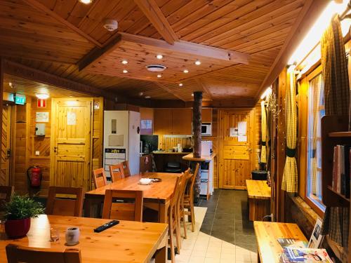 MuurameHotelli Vuorikelo的厨房以及带木桌和椅子的用餐室。