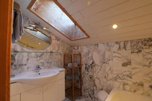 蒂罗尔-基希贝格卡斯佩尔保尔公寓的一间带水槽和卫生间的浴室