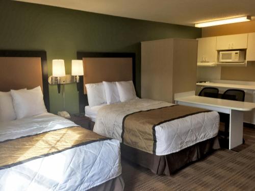 安娜堡酒店Extended Stay America - 安娜堡 - 布赖尔伍德商城的酒店客房配有两张床和一张书桌