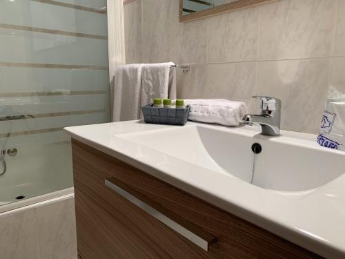 圣卡洛斯拉腊皮塔Hotel Restaurant Llansola的浴室配有白色水槽和淋浴。
