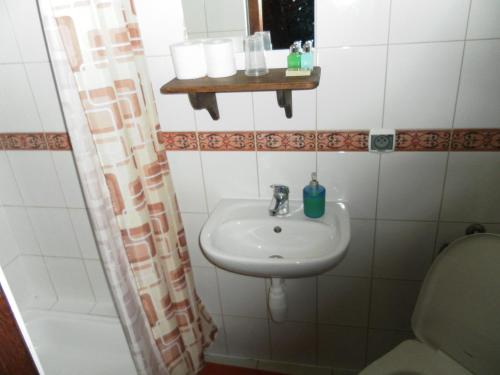 苏普拉希尔Dworek Lipowy Most的一间带水槽和卫生间的浴室