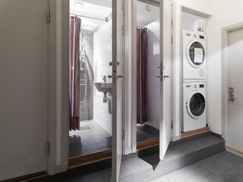 斯德哥尔摩栗花老城旅馆的一间带洗衣机和水槽的浴室