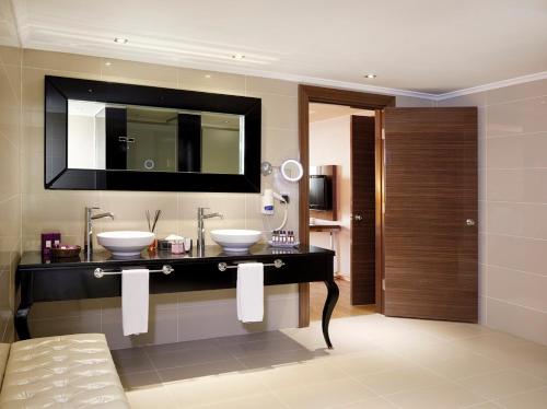 科尼亚Anemon Grand Konya Otel的浴室设有2个水槽和镜子