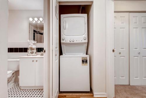 霍博肯Global Luxury Suites at Hoboken Waterfront的白色房间里的洗衣机和烘干机