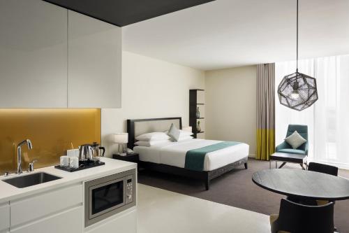 阿可贺巴Staybridge Suites Al Khobar, an IHG Hotel的酒店客房带一张床和一个厨房