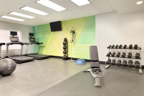 休斯顿休斯敦洲际机场假日酒店的健身房,带举重器材的健身房