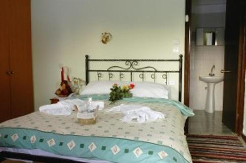 Antartiko罗莎旅馆的卧室内的一张带毛巾和水槽的床