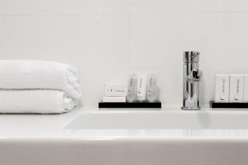 希佛萨姆凡德瓦克酒店的白色台面,配有毛巾和毛巾