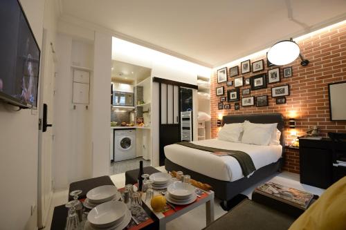 巴黎Résidence Voûte的一间卧室设有一张床和一间客厅。