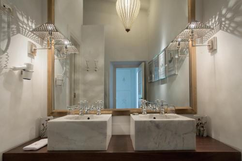 帕拉莫斯玛尔孔滕塔酒店的一间带两个盥洗盆和大镜子的浴室