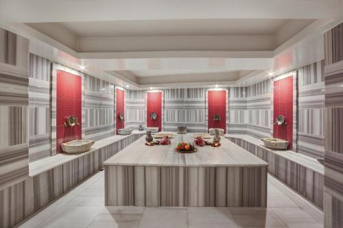 伊斯坦布尔大财富SPA酒店的一张桌子的大房间 ⁇ 染