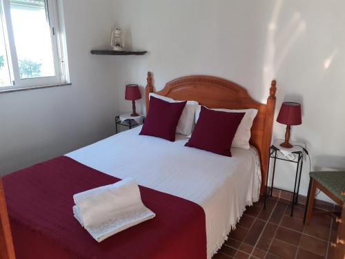 马尔旺Quinta Das Lameirinhas的一间卧室配有一张带红色和白色床单的大床