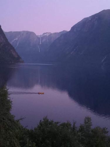 NausteIris Vedal的享有以山脉为背景的湖泊美景