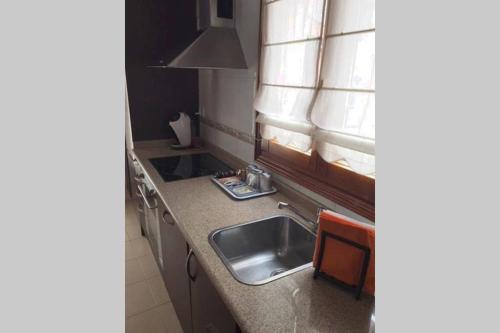 贝梅奥Sare Enea的厨房设有水槽和窗户。