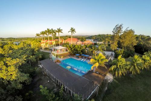 圣伊格纳西奥Rumors Resort Hotel的享有带游泳池的房屋的空中景致