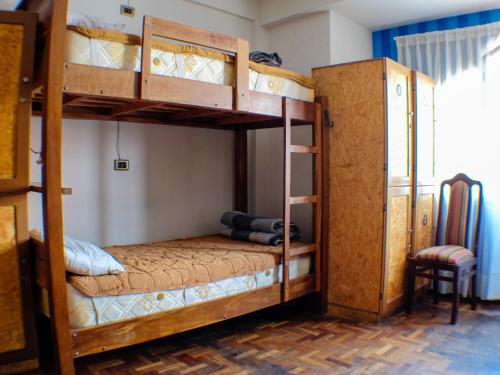科恰班巴奔跑的查士奇旅舍的双层床间 - 带两张双层床