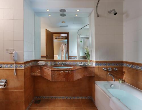 Millennium Airport Hotel Dubai的一间浴室