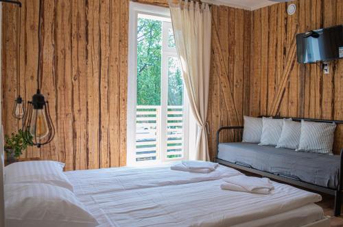 沃鲁Taevas Külalistemaja的一间卧室设有一张床和一个窗口