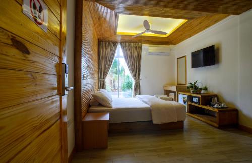 丹格迪PERLA Dhangethi的一间卧室设有一张床和一个窗口