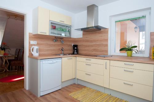 博希尼蒙辛格公寓的厨房配有白色橱柜和水槽