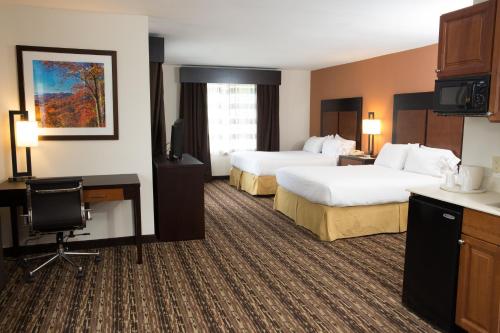 切诺基赌场智选假日套房酒店客房内的一张或多张床位