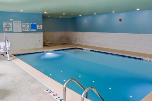 利沃尼亚Holiday Inn Express & Suites - Detroit Northwest - Livonia, an IHG Hotel的蓝色海水大型游泳池