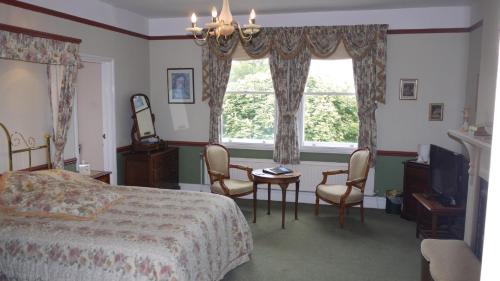 莱德伯里丽多之家酒店的卧室配有一张床和一张桌子及椅子