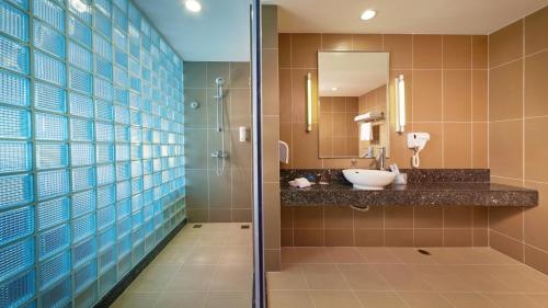 南通南通金桥智选假日酒店的一间带水槽和淋浴的浴室