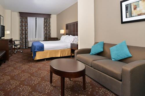 Hampton Inn & Suites Cathedral City客房内的一张或多张床位