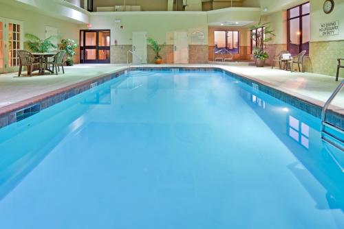 开普吉拉多开普吉拉多55号洲际公路智选假日套房酒店的蓝色海水大型游泳池