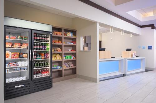 查塔努加查塔努加 市中心智选假日套房酒店的一间商店内部,配有大型冰箱。