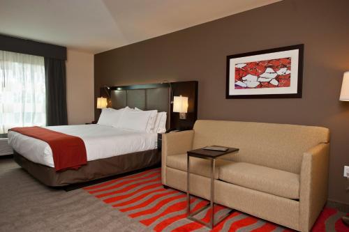 Holiday Inn Express & Suites Columbus - Easton Area, an IHG Hotel客房内的一张或多张床位