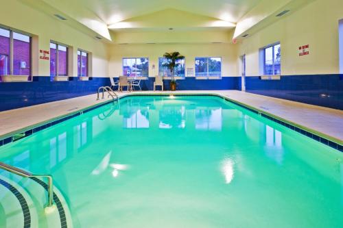 迪克森迪克森智选假日酒店及套房的蓝色海水大型游泳池