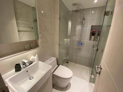邦涛海滩Cassia Apartment 1的浴室配有卫生间、淋浴和盥洗盆。
