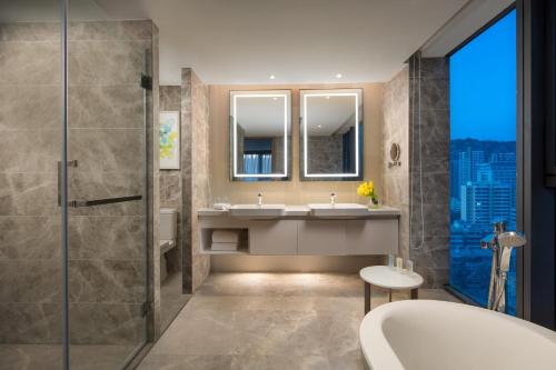 兰州兰州中心套房假日酒店的一间带两个盥洗盆和淋浴的浴室