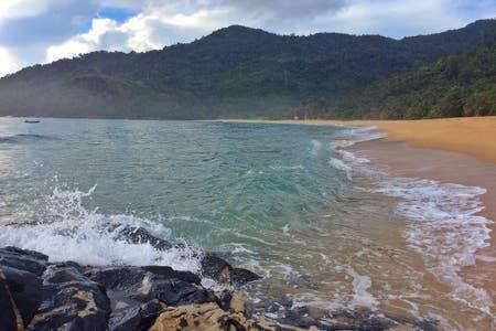 刁曼岛Beachfront Hut Downstairs Astra - Beach Shack Chalet的一片波浪在岩石上 ⁇ 的海滩